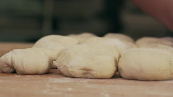 Der Gelernte Bäcker Formt Teig Zeitlupe Mit Seinen Händen Semmeln — Stockvideo