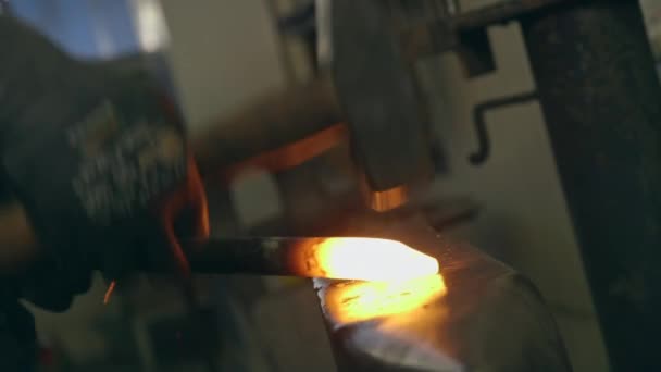 Ferreiro Batendo Metal Brilhante Com Martelo Ferro Quente Sendo Forjado — Vídeo de Stock