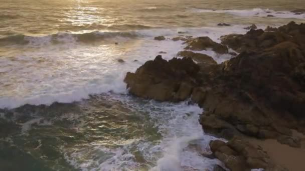 Las Olas Del Océano Aplastándose Contra Una Playa Rocosa Movimiento — Vídeo de stock