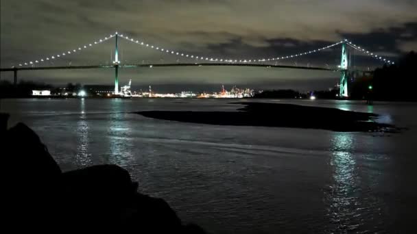 조명을 사자들의 현수교를 조수에 불빛으로 가면서 항구인 밴쿠버의 불빛을 배경으로 — 비디오