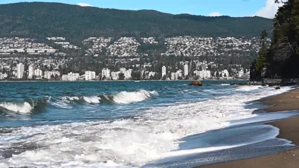 Grandes Vagues Qui Grillent Sur Une Plage Sable Tandis Que — Video