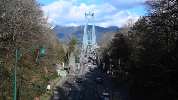 Oroszlánok Kapuja Hídon Áthaladó Autók Időrendje Stanley Park Felé Vancouverben — Stock videók