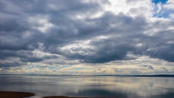 静かな海の上を移動する雲の空中時間の経過 水の中の雲の反射 — ストック動画