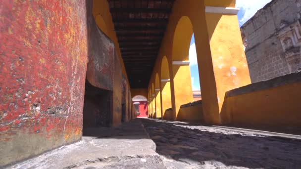 Kolonial Passage Med Valv Antigua Guatemala — Stockvideo