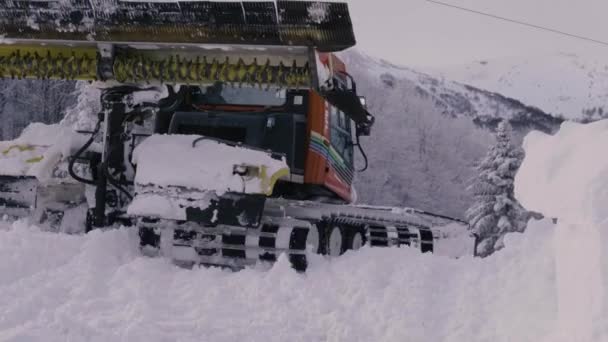 Sneeuwkat Reinigt Skipistes Een Zware Sneeuwval — Stockvideo