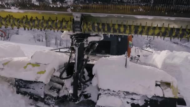 Schneekatze Beginnt Mit Der Reinigung Der Skipisten — Stockvideo