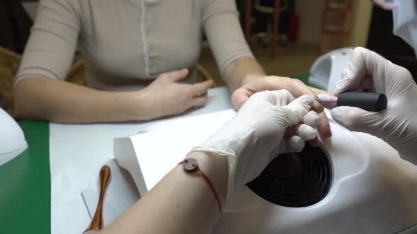 Manicura Pintando Mano Las Uñas Del Cliente Cubrir Las Uñas — Vídeos de Stock