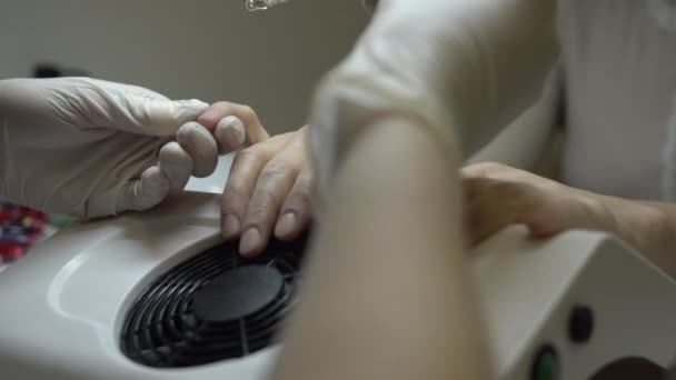 Óleo Vazamento Manicura Profissional Pregos Mulher Salão Beleza Cuidado Com — Vídeo de Stock