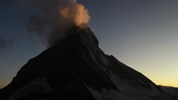 Plan Aérien Lent Déplaçant Vers Arrière Face Cervin Suisse Lors — Video