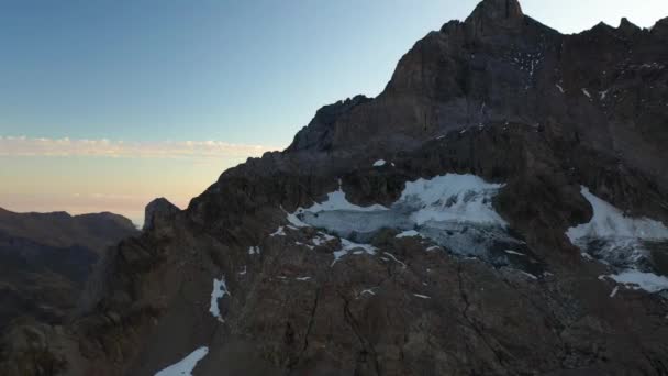 空中拍摄向前移动到冰川的最后一点 冰川已经融化在山巅的一侧 瑞士寒冷而光秃秃的阿尔卑斯山带着岩石 沙子和冰块混合在一起 — 图库视频影像
