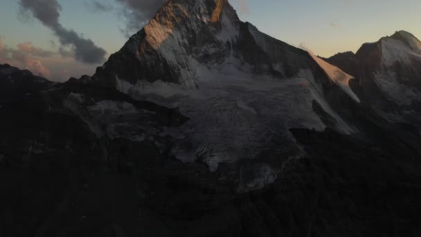 Drone Inclinado Montanha Matterhorn Hornihutte Suíça Nascer Sol Bonito Tranquilo — Vídeo de Stock