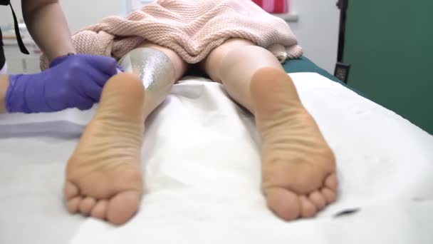 Αποτρίχωση Κερί Beautician Αποτρίχωση Γυναικεία Πόδια Στο Κέντρο Σπα Ένας — Αρχείο Βίντεο