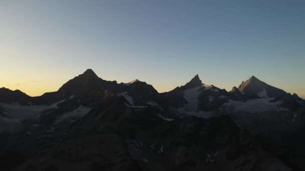 在瑞士马特宏山的高山和山谷上空缓慢的空中拍摄 夏天美丽 宁静的日出 雪峰覆盖 陡峭而光洁 — 图库视频影像