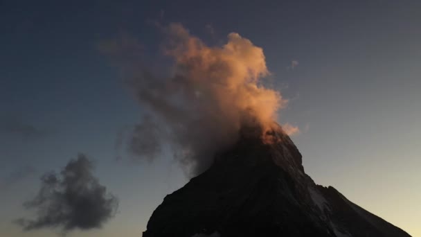 具有有趣的形状和图案的戏剧性的云彩随着第一缕阳光的热照射而蒸发和变化 瑞士马特宏峰在清澈多彩的日出中 — 图库视频影像