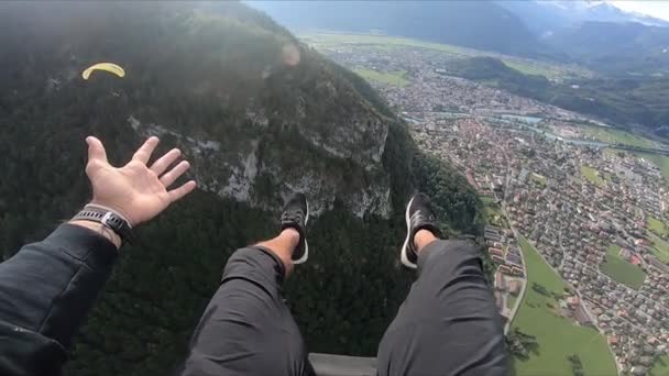 Pov Sköt Ung Man Sträcka Sin Arm Och Dela Glädje — Stockvideo