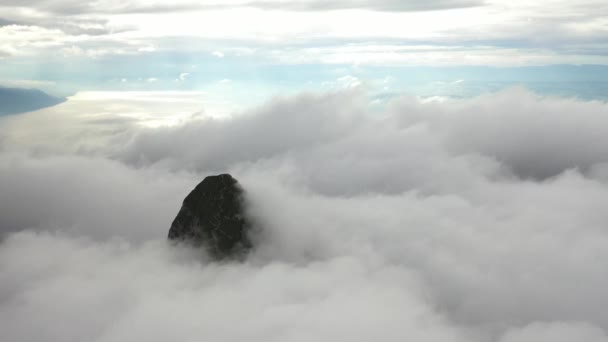 山の頂上のドローンショットをかろうじて高速で移動している雲を介して 通過を見ている スイスのロシェ ナエハイキングコースの上にあります 雲の大規模かつ広大なベッド離れて漂流 — ストック動画