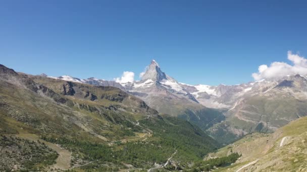 Drone Lent Tourné Vers Arrière Montrant Vaste Vallée Massive Luxuriante — Video