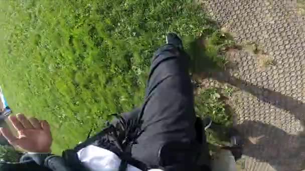 Pov Aufnahme Von Beinen Eines Mannes Der Auf Einer Wiese — Stockvideo