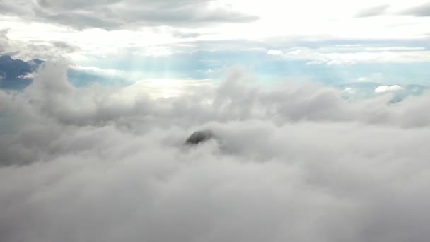 ドローン前方に移動し 山の頂上を明らかにかろうじて高速で移動している雲の中を見て 通過ショット スイスのロシェ ナエハイキングコースの上にあります 雲の大規模なベッド — ストック動画