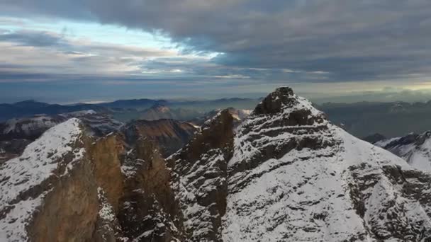 Drone Πυροβολήθηκε Πετώντας Πάνω Από Τις Βουνοκορφές Ενός Γυμνού Κρύου — Αρχείο Βίντεο