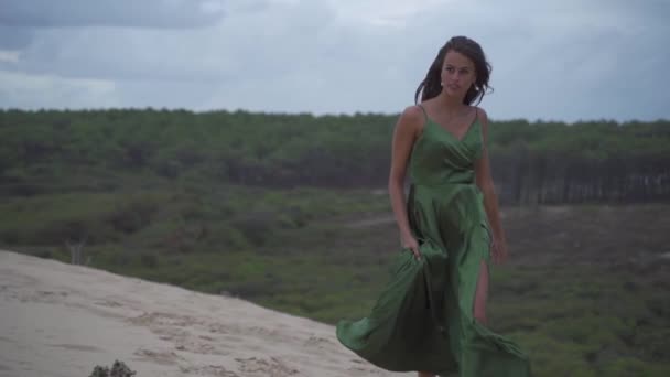 Mulheres Cabelos Escuros Elegante Elegante Vestido Verde Smaragd Correndo Confiante — Vídeo de Stock