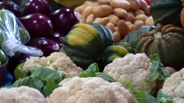 Gemüsepfanne Auf Dem Markt Lateinamerikanischer Markt — Stockvideo