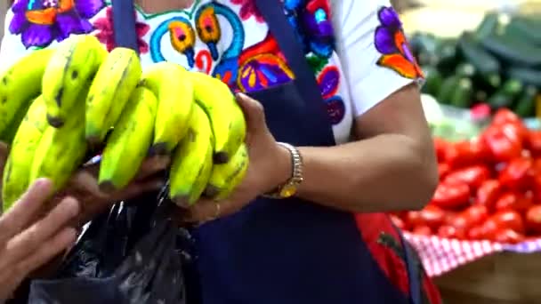 Hiszpanka Pakująca Owoce Zakup Bananów Rynku Owoców — Wideo stockowe