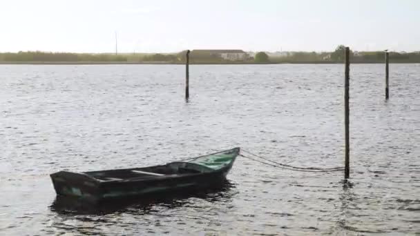 Houten Boot Afgemeerd Ria Aveiro Oude Boot Bewegen Rivier Stroom — Stockvideo