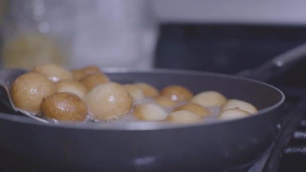 Närbild Dotlee Mellanösterländsk Dessert Bestående Mjöl Deg Och Socker Stekt — Stockvideo