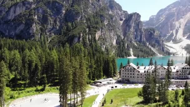 イタリアのドロミテで最も観光的で美しい湖 — ストック動画