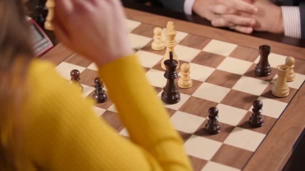 Női Sakkjátékos Sakktáblán Mozgatja Királyát Megállítja Pultot Közelkép — Stock videók