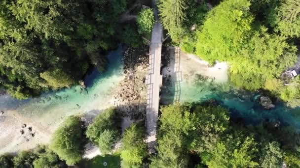 Toller Blick Von Oben Auf Einen Türkisfarbenen Fluss Mit Fußgängerbrücke — Stockvideo