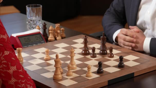 男と女は非常に速くそこに移動チェス盤の上に移動し 女性はチェス仲間を再生します クローズアップショット — ストック動画