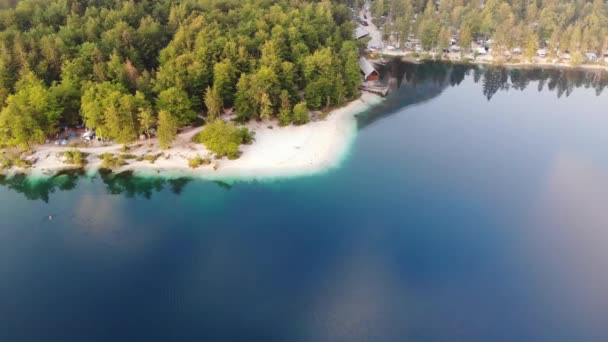 Θέα Από Ψηλά Του Κάμπινγκ Στη Λίμνη Bohinj Της Σλοβενίας — Αρχείο Βίντεο