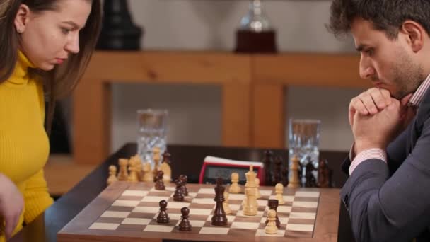 Frau Mit Gelbem Pullover Spielt Schach Gegen Geschäftsmann Handschuss — Stockvideo