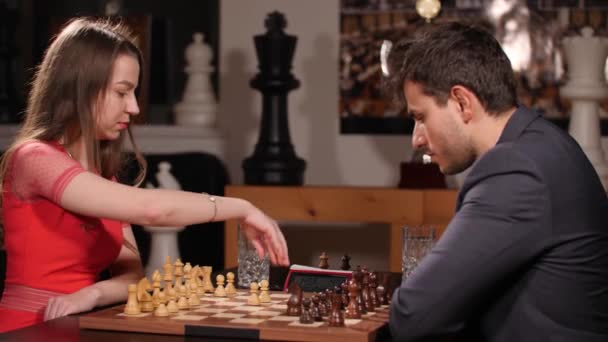 Meisje Met Rode Jurk Speelt Koningin Gambit Beweging Van Schaken — Stockvideo