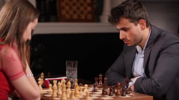 Νεαρό Ζευγάρι Σκακιστών Κατά Διάρκεια Του Παιχνιδιού Ξύλινα Ελεφαντόδοντο Και — Αρχείο Βίντεο