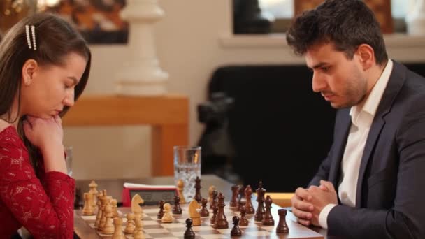 Mladý Profesionální Pár Hraje Šachy Zaměřit Popředí — Stock video
