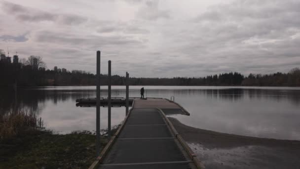 ชายท Dlsr งบน Gimbal ภาพยนตร ของทะเลสาบท สวนสาธารณะท นไม เมฆท าเร — วีดีโอสต็อก