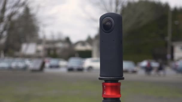Μαύρη Ricoh Theta 360 Κάμερα Monopod Για Συλλάβει Φωτογραφίες Βίντεο — Αρχείο Βίντεο