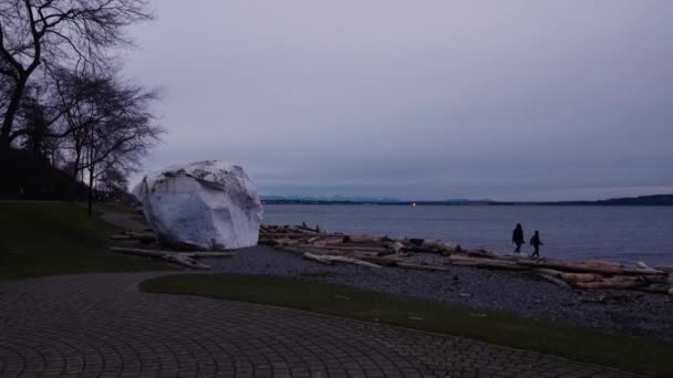 Spostandosi All Indietro Sentiero Mattoni Che Conduce Una Gigantesca Roccia — Video Stock