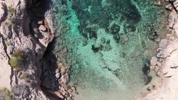 Schöne Luftaufnahme Eines Türkisfarbenen Strandes Auf Ibiza Spanien — Stockvideo