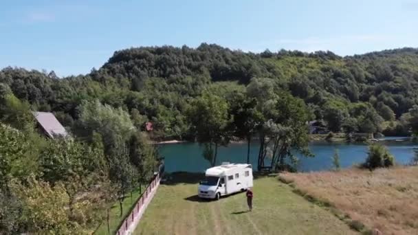 Mann Fliegt Drohne Der Nähe Eines Flusses Neben Seinem Wohnmobil — Stockvideo