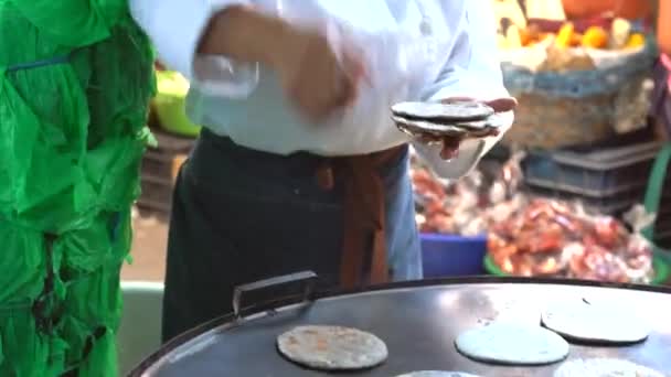 Λατινική Γυναίκα Κατασκευή Tortillas Στην Αγορά — Αρχείο Βίντεο