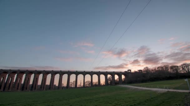 Zeitraffer Der Vorbeiziehenden Wolken Über Dem Ouse Viadukt Bei Sonnenuntergang — Stockvideo