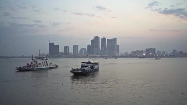 Mekong Kilátás Naplementekor Phnom Penh Skyline — Stock videók