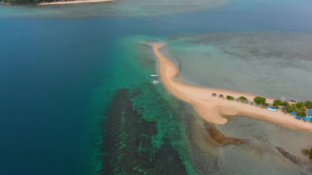 ターコイズブルーの水と風光明媚な砂州島のPov — ストック動画