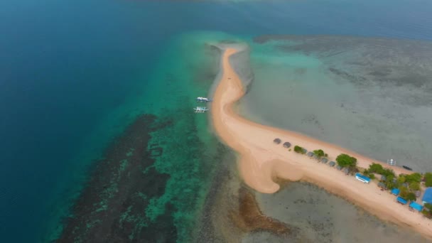 Güzel Mavi Suları Olan Bir Adanın Insansız Hava Aracı Görüntüsü — Stok video