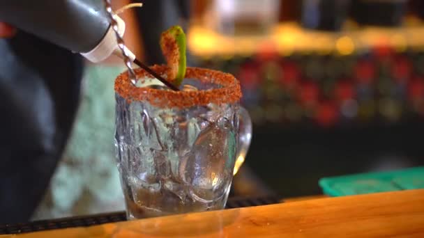 Vorbereitung Michelada Mix Barkeeper Bereitet Drink — Stockvideo