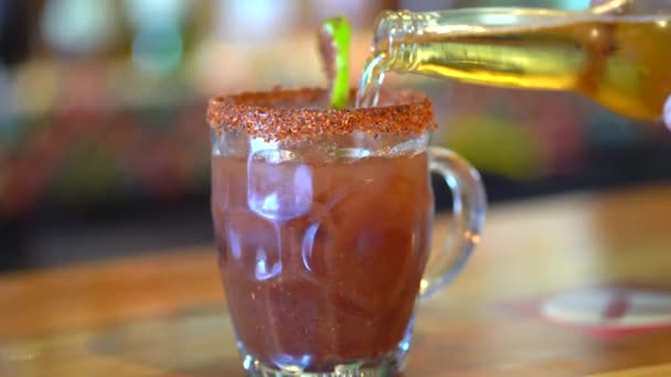 Serverar Michelada Baren Närbild Förbereda Dryck Baren — Stockvideo